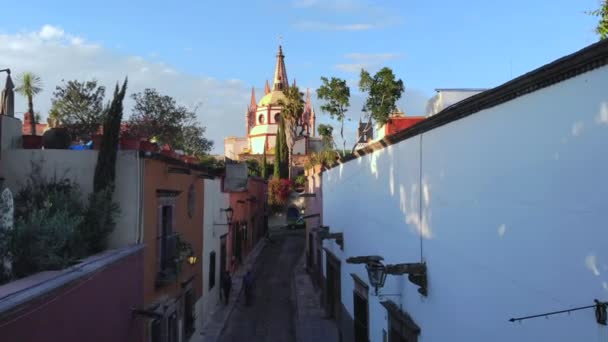 Drone Shot Vanuit Smalle Straat Kathedraal Van San Miguel Allende — Stockvideo