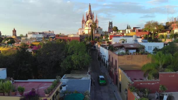 空中ドローンショットメキシコのグアナファトで夜の光でサンミゲル アレンデ大聖堂の狭い通りから — ストック動画