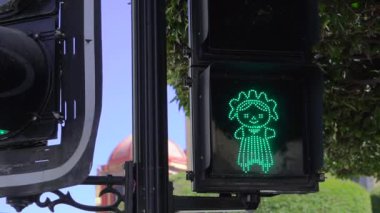 Queretaro City, Meksika 'daki benzersiz trafik ışıkları. Queretana denen kız Queretaro 'nun bir özelliği..