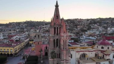 Gündoğumunda Meksika, Guanajuato 'daki San Miguel de Allende' nin hava manzarası. 4k
