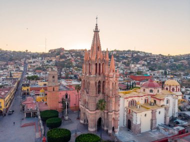  Guanajuato, Meksika 'daki San Miguel de Allende. Güneş doğarken hava manzarası. 4k