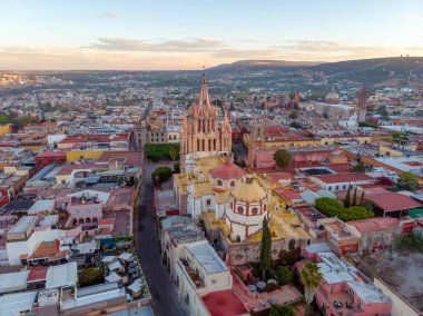  Guanajuato, Meksika 'daki San Miguel de Allende. Güneş doğarken hava manzarası. 4k
