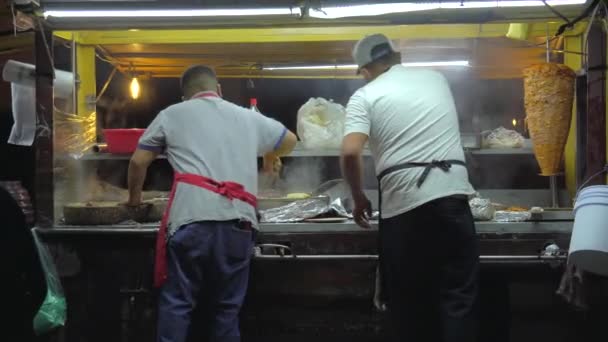 San Miguel Allende Mexico Maart 2022 Twee Kerels Die Tacos — Stockvideo