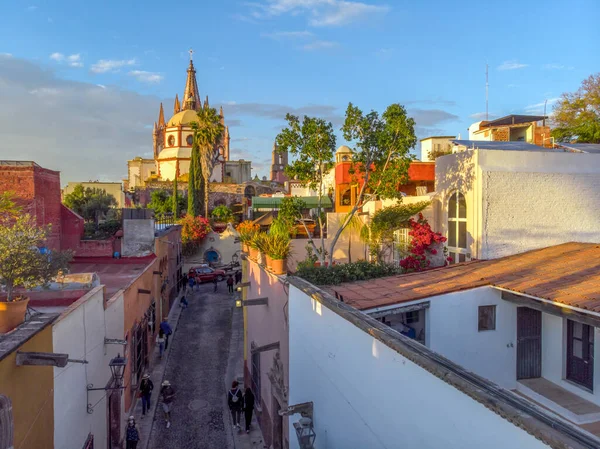 Aerial Drone Shot Narrow Street San Miguel Allende Cathedral Evening — Foto de Stock