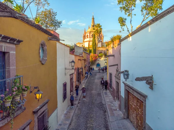 Guanajuato, Meksika 'da San Miguel de Allende Katedrali' ndeki Dar sokaktan hava aracı vuruldu.. 