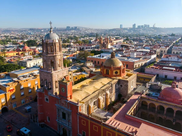 メキシコのケレタロ市の航空写真 市内中心部の朝のドローン写真 ストックフォト