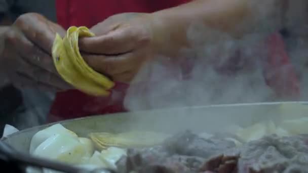 露天墨西哥客栈街食品餐厅 有两个墨西哥人在那里做墨西哥玉米片和墨西哥玉米片 — 图库视频影像