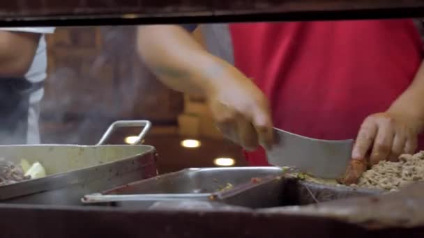 オープンエアのメキシコのタケリアストリートフードレストラン2人のメキシコ人がタコスとケサディラを作っているところ — ストック動画