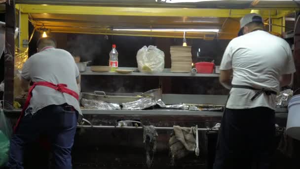 San Miguel Allende México Marzo 2022 Dos Tíos Haciendo Tacos — Vídeos de Stock
