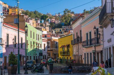 Guanajuato, Meksika - Mart 2022 Guanajuato Meksika 'daki bir caddenin renkli bir fotoğrafı. Yüksek kalite fotoğraf