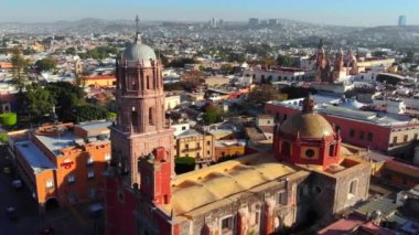 Queretaro City, Meksika 'nın havadan görünüşü. Sabahleyin şehir merkezinde İHA fotoğrafı..