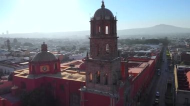 Queretaro City, Meksika 'nın havadan görünüşü. Sabahleyin şehir merkezinde İHA fotoğrafı..
