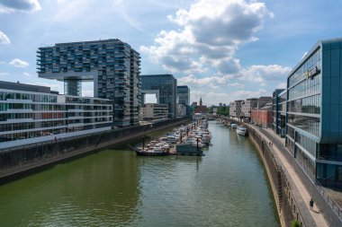 Kolonyalı Ren Limanı 'nda, geceleri de vinç evleri. Rheinauhafen.