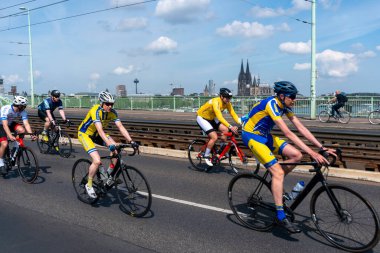 Kolej, Almanya - 25 Mayıs 2022 Bisiklet Yolu Bisiklet Yarışı. Bir grup bisikletçi köprünün oradaki yüksek hızlı bir sürüşte. 4k