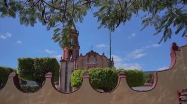 Queretaro, Jalpan de Serra 'daki antik kilisenin pürüzsüz Gimbal çekimi. Meksika mı? Jalpan 'ın Fransisken Görevi. Yavaş çekim