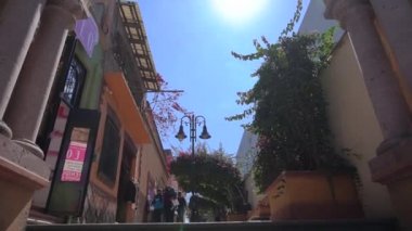 Jalpan de Serra, Queretaro, Meksika sokaklarında çekildi. Jalpan 'ın Fransisken Görevi. Yavaş çekim
