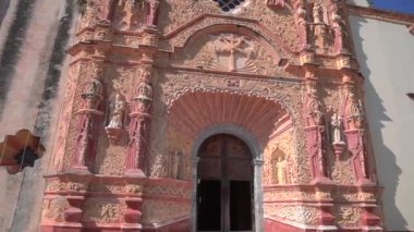 Queretaro, Jalpan de Serra 'daki antik kilisenin pürüzsüz Gimbal çekimi. Meksika mı? Jalpan 'ın Fransisken Görevi. Yavaş çekim