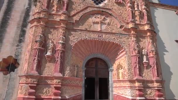 滑らかなジンバル古代の教会のショットジャルパン ケレタロ メキシコだ ジャルパンのフランシスコ会宣教師 スローモーション — ストック動画