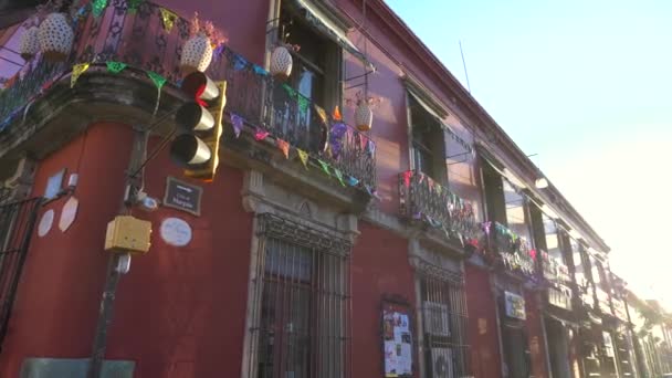 朝早くメキシコのプエブラのダウンタウンの通り — ストック動画