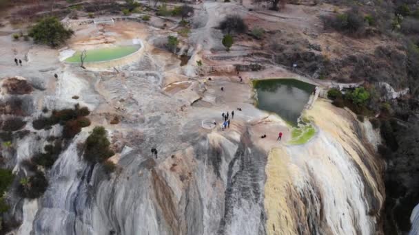 メキシコ オアハカ州の天然石化滝の空中ドローン撮影 Hierve Agua — ストック動画