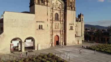 Katedral Templo de Santo Domingo de Guzman, Meksika 'nın Oaxaca şehrinde günbatımında bulunan bir Barok dini binasıdır. 4k