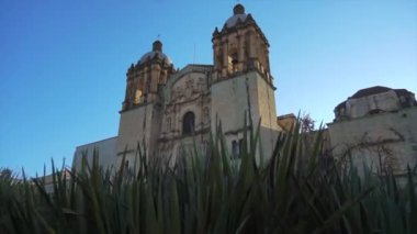 Templo de Santo Domingo de Guzman 'ın Kaypak' ı Oaxaca 'da, Şafak sabahı titreşimli çekimi. 4k