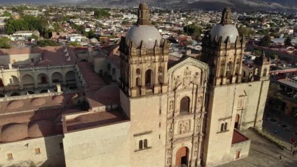大聖堂の空中ショットテンプロ サント ドミンゴ グスマン Templo Santo Domingo Guzman メキシコのオアハカにあるバロック様式の教会建築物 — ストック動画