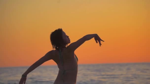 Elegant Aziatisch Meisje Dansend Het Strand Een Zwempak Bij Zonsondergang — Stockvideo