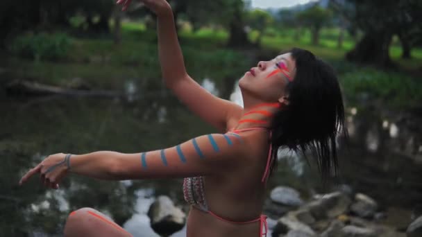 Элегантная Азиатская Девушка Раскрашенным Лицом Телом Исполняет Экстатический Танец Пышном — стоковое видео