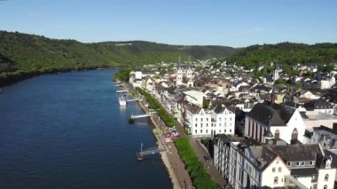 Ren Nehri 'nin ortasındaki ünlü şarap köyü Boppard' da, Ren Vadisi, Almanya, Rhineland Pfalz 'da Aerial View. 4k