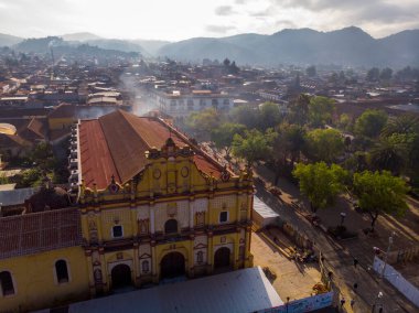 San Cristobal de Las Casas 'taki Central Square' in güneşli bir sabahki hava aracı görüntüsü. Yüksek kalite fotoğraf