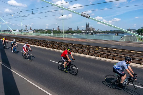 Kolej, Almanya - 25 Mayıs 2022 Bisiklet Yolu Bisiklet Yarışı. Bir grup bisikletçi köprünün oradaki yüksek hızlı bir sürüşte. 4k