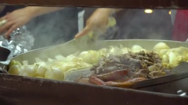 İki Meksikalı 'nın taco ve quesadilla yaptığı Meksika lokantası..