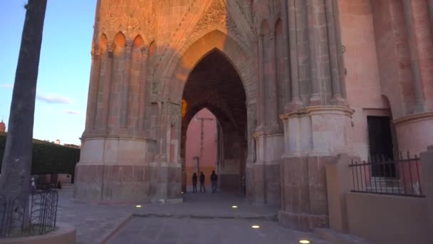 Smooth Gimbal Footage Great Parroquia San Miguel Arcangel Pink Sandstone — Wideo stockowe