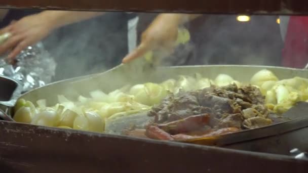Utomhus Mexikansk Taqueria Gatumat Restaurang Där Två Mexikaner Gör Tacos — Stockvideo