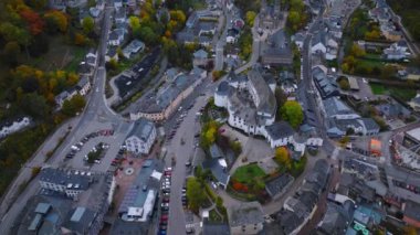 Lüksemburg 'un kuzeyinde CLervaux kasabasının hava aracı vuruldu. Castle ve Cathedral ile Alacakaranlık akşamı sahnesi. 4k, 5k