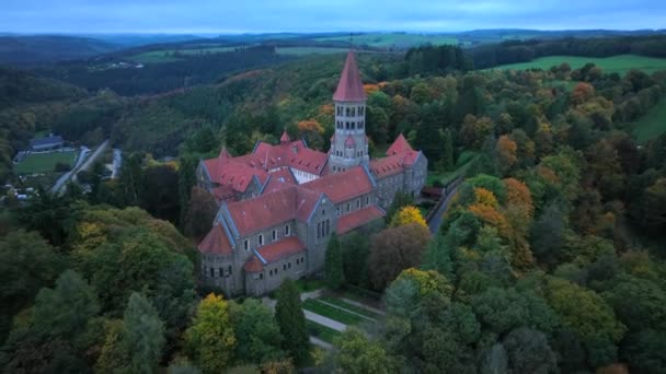 Drone Aérien Prise Vue Abbaye Clervaux Luxembourg Crépuscule Mystérieux Soir — Video