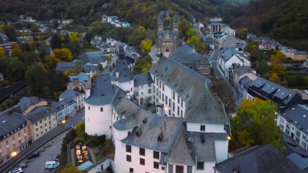 在卢森堡北部的Clervaux镇发射的无人驾驶飞机 黄昏时分 城堡和大教堂在一起 — 图库视频影像
