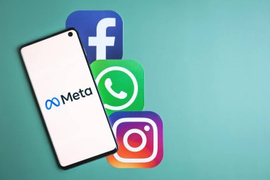 Facebook, Whatsapp ve Instagram simgelerinin yanındaki meta logosu