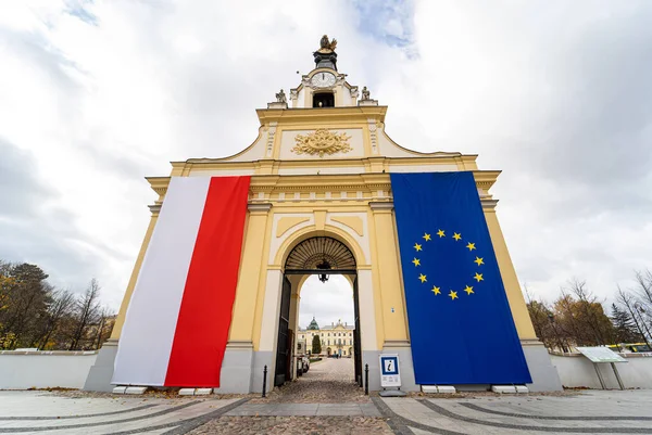 Flagi Polski i UE na budynku — Zdjęcie stockowe