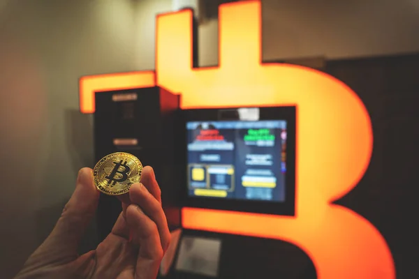 Bitcoin obok Bitcoin ATM, maszyna wymiany walut kryptowaluta — Zdjęcie stockowe