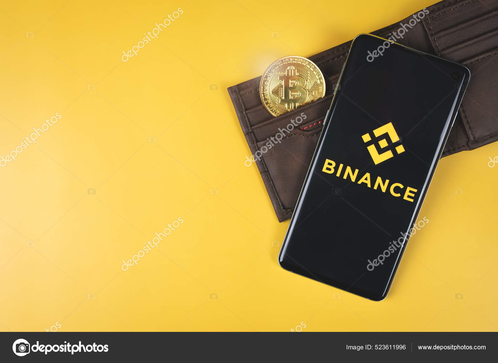 스마트폰에 지갑 과 비트코인이 들어 있는 바인즈 로고 — 스톡 에디토리얼 사진 © kvickys #523611996