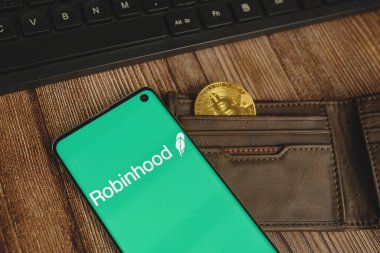 Robin Hood uygulaması logosu ve cüzdanı ve klavyesinde Bitcoin var