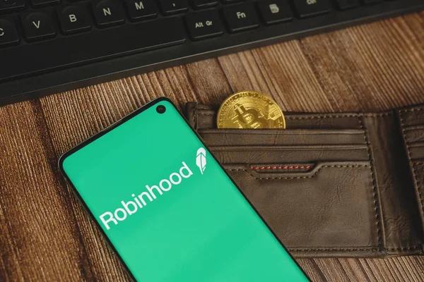 Λογότυπο εφαρμογής Robinhood με Bitcoin σε πορτοφόλι και πληκτρολόγιο — Φωτογραφία Αρχείου