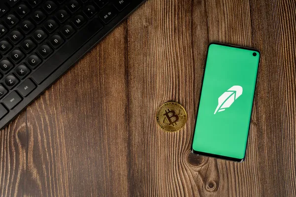 Логотип приложения Robinhood с биткойном и клавиатурой — стоковое фото