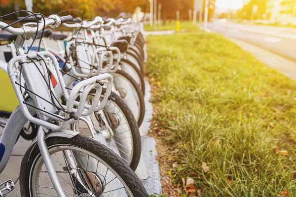 Аренда городских велосипедов, стоящих в ряд — стоковое фото