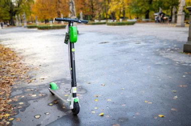 Park halindeki limon elektrikli scooter