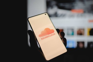 Telefonda Soundloud uygulama logosu olan bir el.