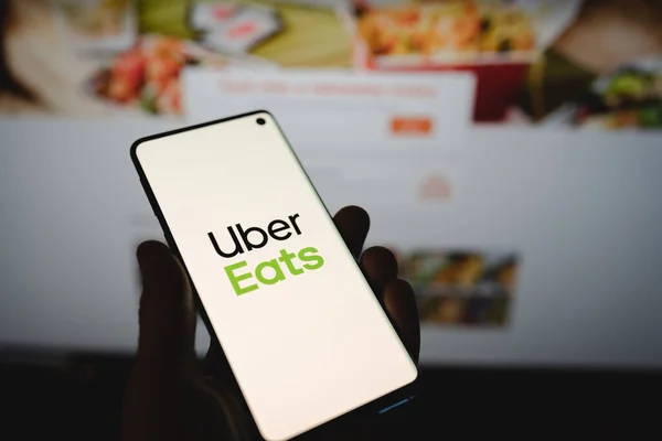 Χέρι με Uber Eats εικονίδιο app στο smartphone — Φωτογραφία Αρχείου