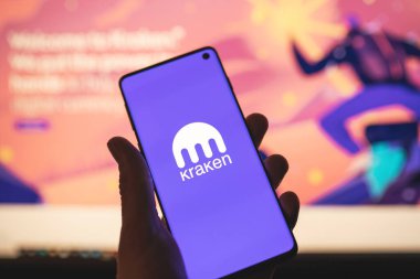 Resmi web sitesi geçmişine sahip Kraken simgesi telefonda
